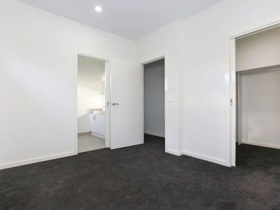 2/4 Dickens Avenue, Heidelberg Heights