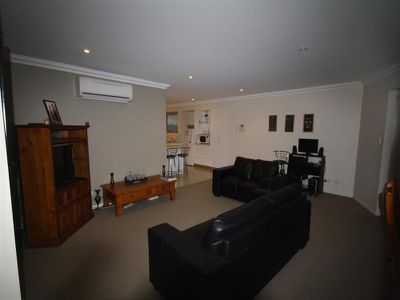 2 / 1 Moore Court, Wynyard