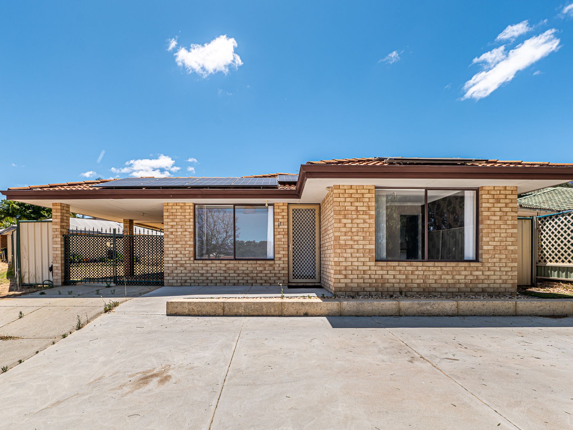 11 McNairn Cross, Leda
