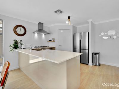 4 Golden Way, Piara Waters