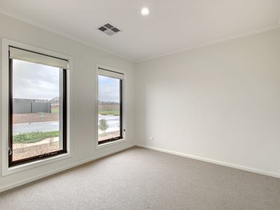 8 Johnstone Court, Evanston Gardens