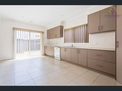 2 / 3 Buckingham Drive, Werribee