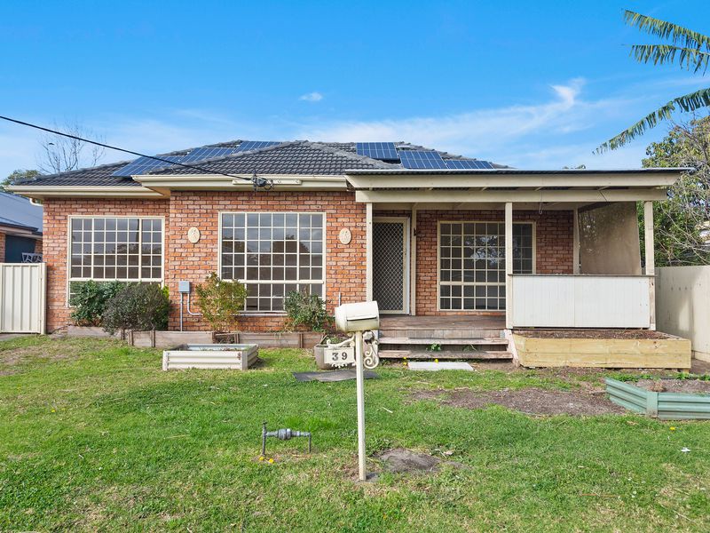 39 Deakin Street, Oak Flats