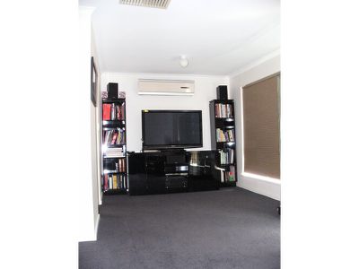 25 Greenbank Grove, Hackham
