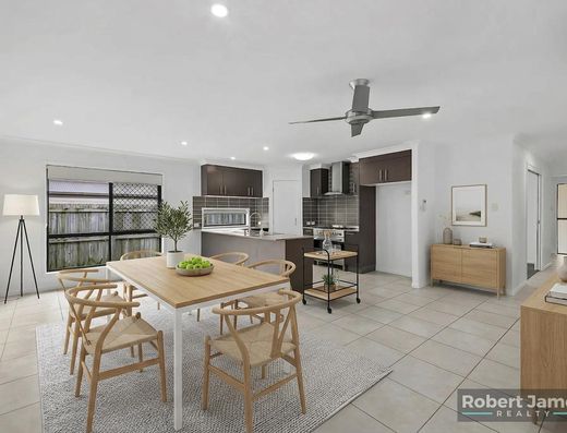 Spacious Family Home in the Heart of Peregian Springs - 5 Bedrooms + Media Room image 4
