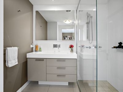 31306 / 2 Ephraim Island Bridge, Paradise Point