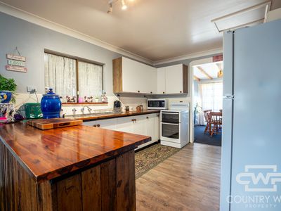 6 Coakes Street, Guyra
