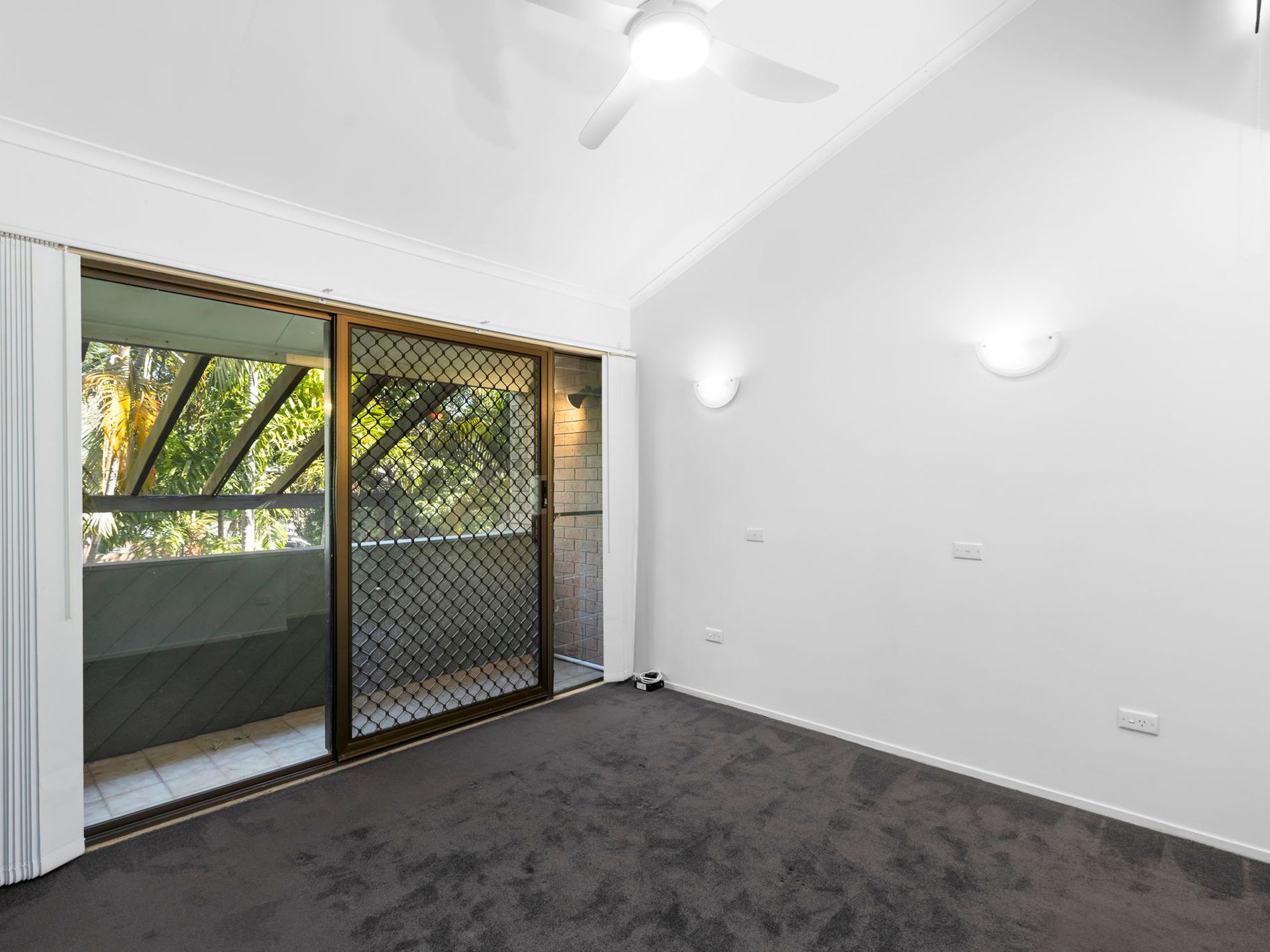 2 / 142 Carmody Road, St Lucia