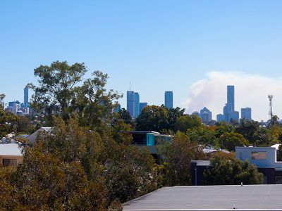 2 / 143 Cavendish Road, Coorparoo