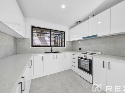 5 / 16 Heywood Crescent, Cranbourne North