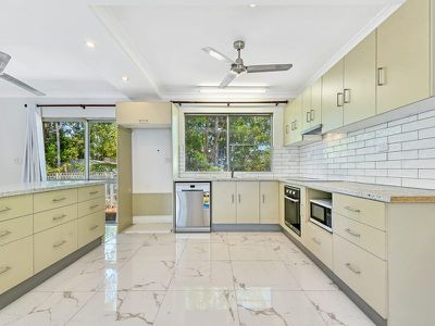 2 Tiverton Court, Moulden