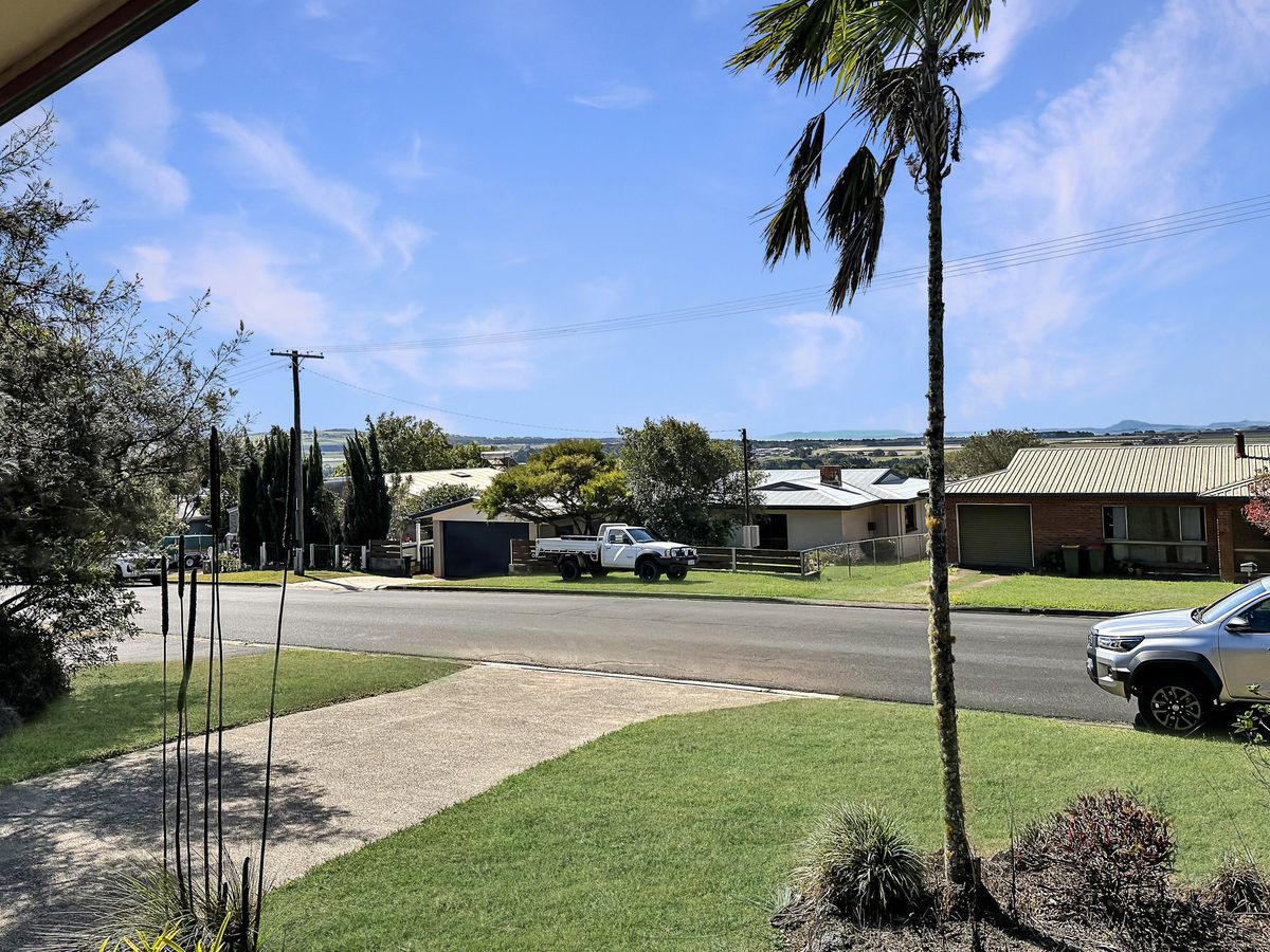 21 Crouch Avenue, Atherton