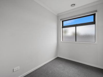 33 Burford Way, Cranbourne North