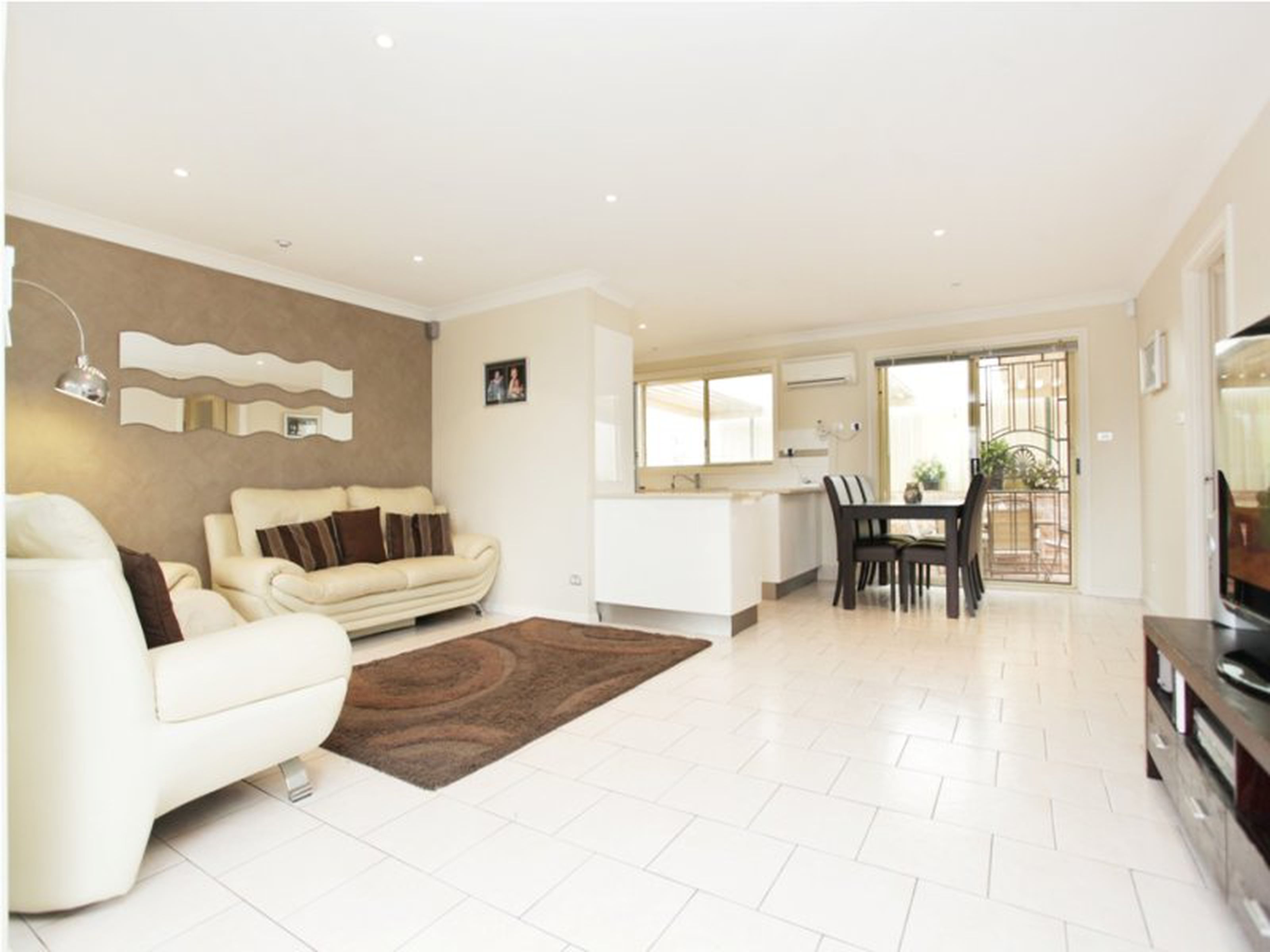 2 / 1 Barron Field Drive , GLENMORE PARK