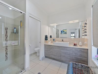 9 Sunset Avenue, Woodgate