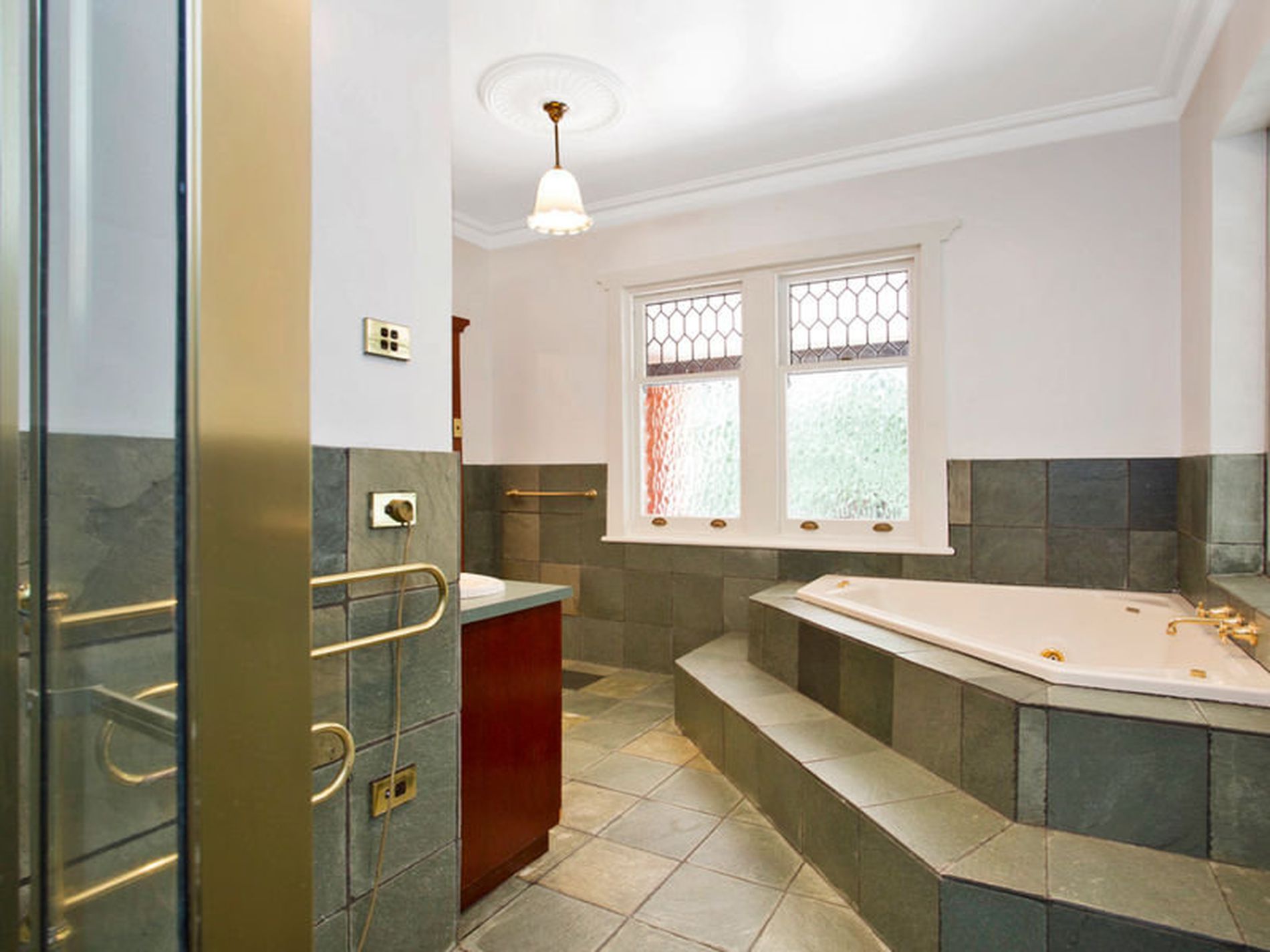 9 Cross Road, Kingswood