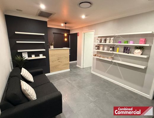 LIGHT-FILLED BEAUTY, WELLNESS OR CONSULTING SUITE