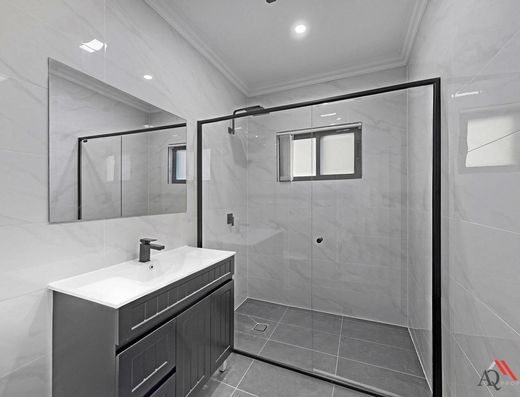 99 DENNISTOUN AVENUE, Guildford West