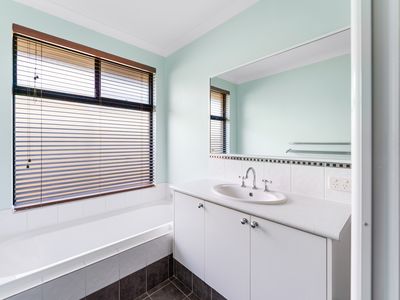8 Marra Way, South Lake