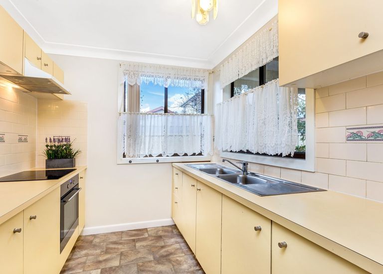 2 McLaren St, Carramar
