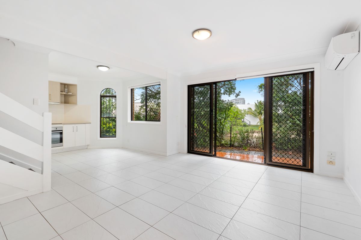4 / 11 Orvieto Avenue, Mermaid Waters