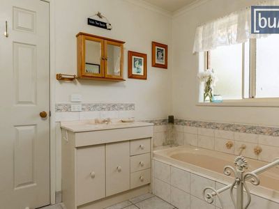 2 Pell St, Howlong