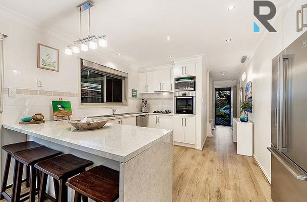 11 McKenzie Crescent, Roxburgh Park