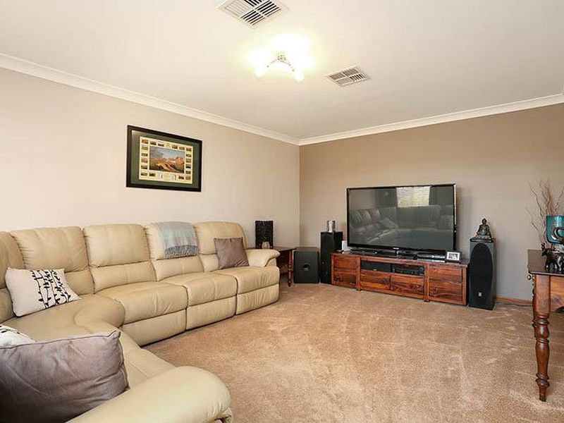 77 Kurrajong Cct, Mount Annan