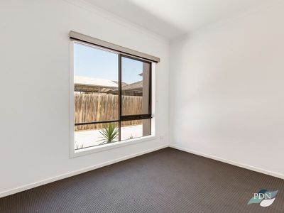 2 / 13 Edgar Street, Werribee
