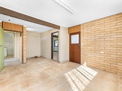 28 Sunset Boulevard, Kianga