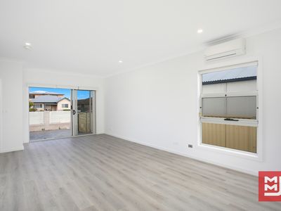 4 / 6 Addison Avenue, Lake Illawarra