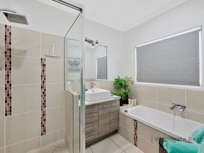 9 Sunset Avenue, Woodgate