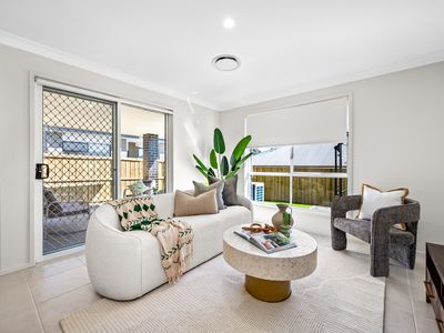 2 / 4 Caputar Way, Lochinvar