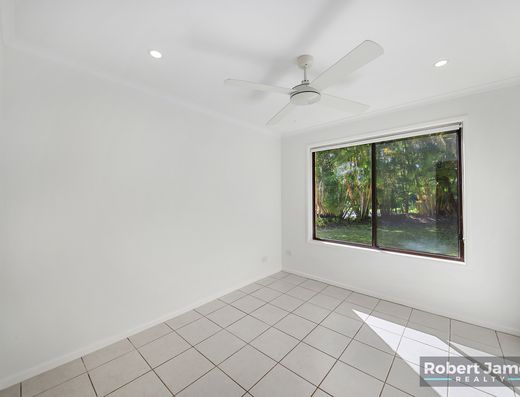 Bright and Breezy 3 Bed Home with Fruit image 17