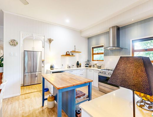 Renovated Queenslander - A Minute Walk to the Lake image 8