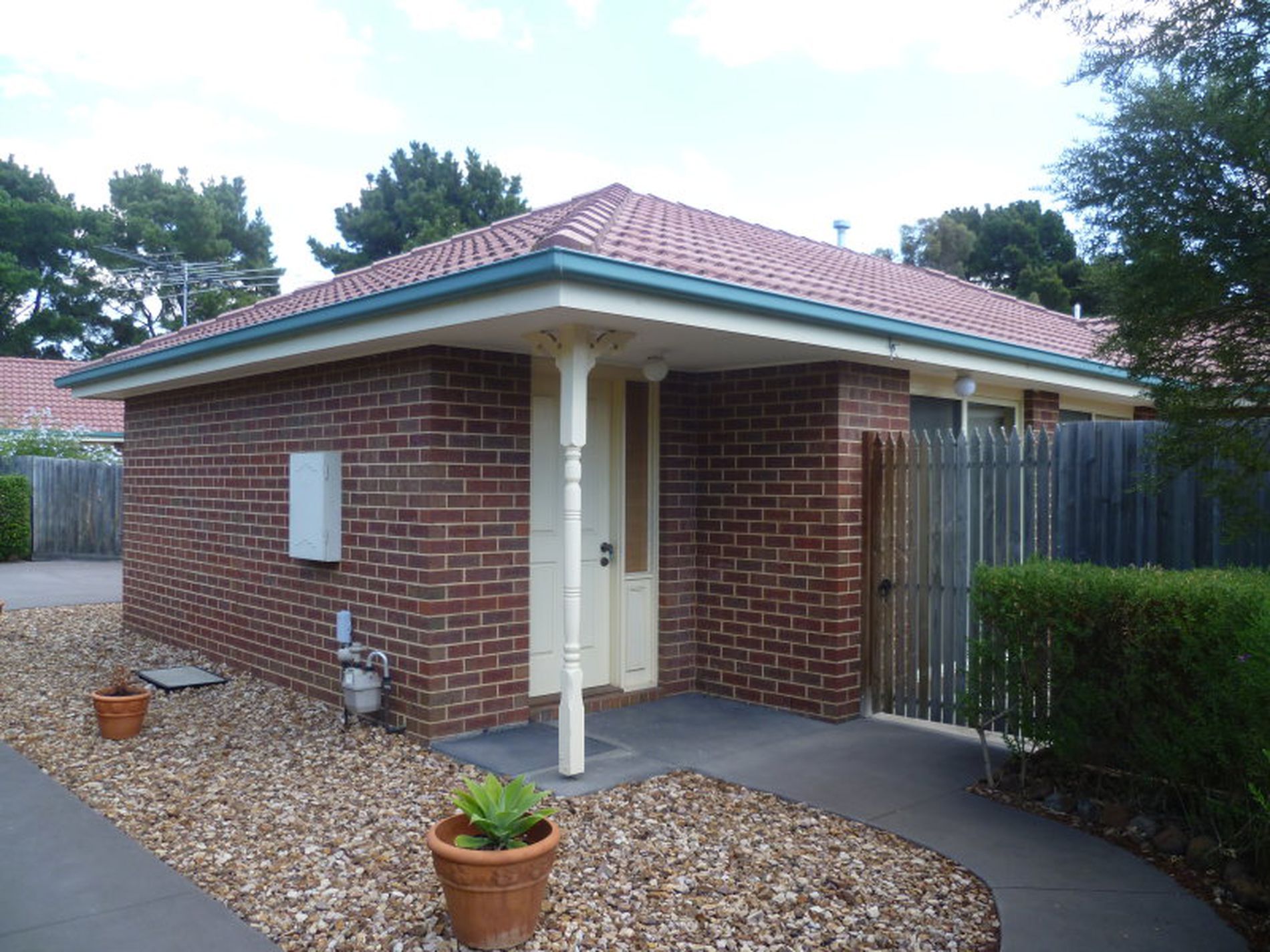 2 / 3 Pratt Court, Bell Post Hill