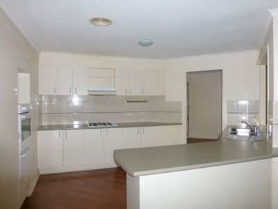 32 Cuthbert Avenue, Truganina