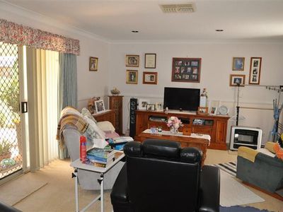 9 Oak St, Forbes