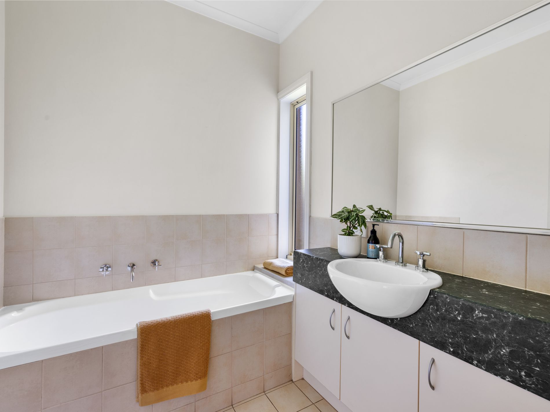 2 / 198 Civic Parade, Altona