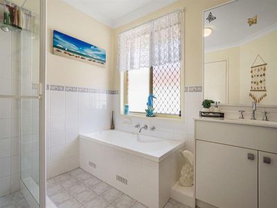 2 Flame Tree Cl, Hamlyn Terrace