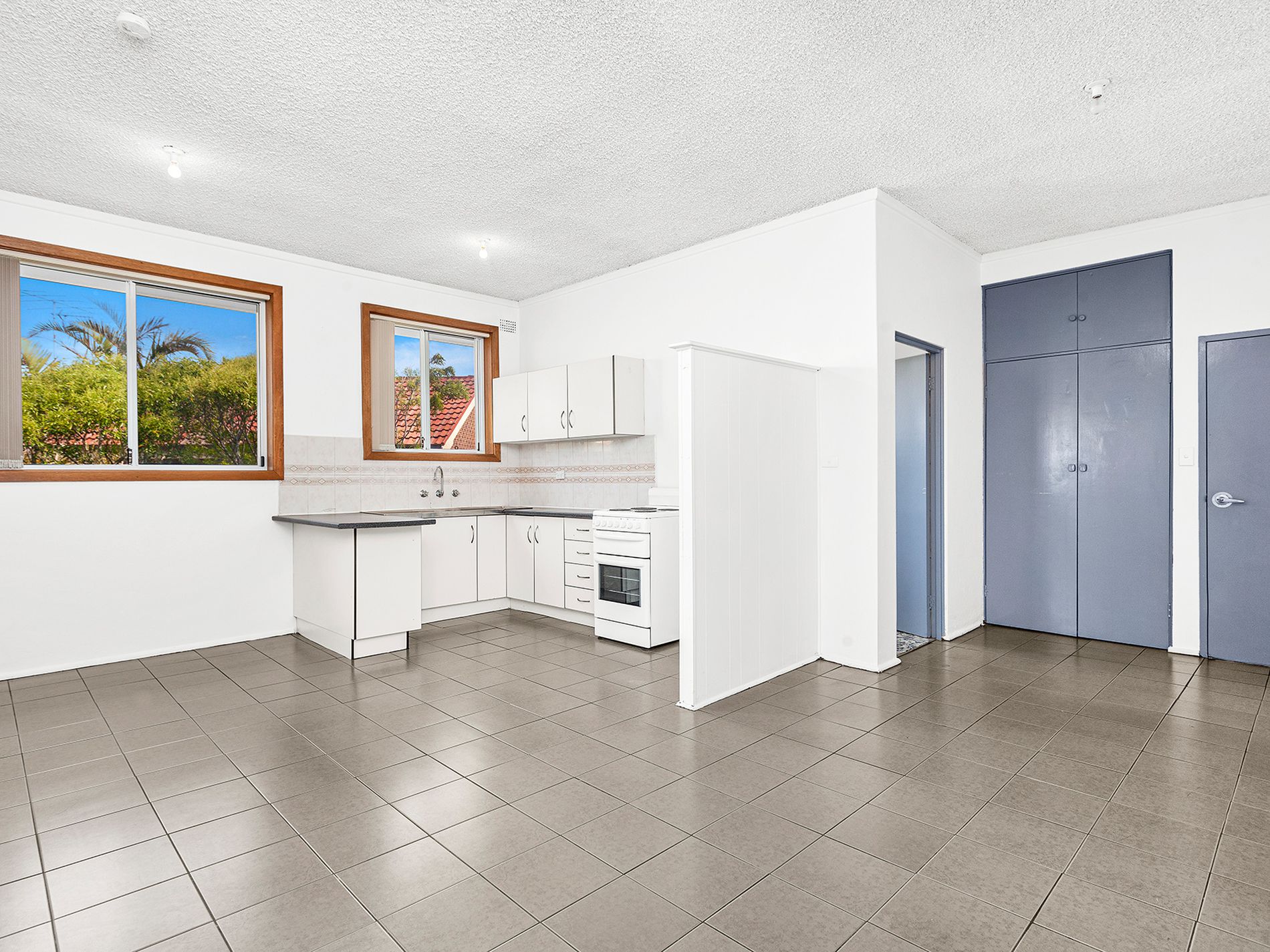 8 / 13 Peterborough Avenue, Lake Illawarra