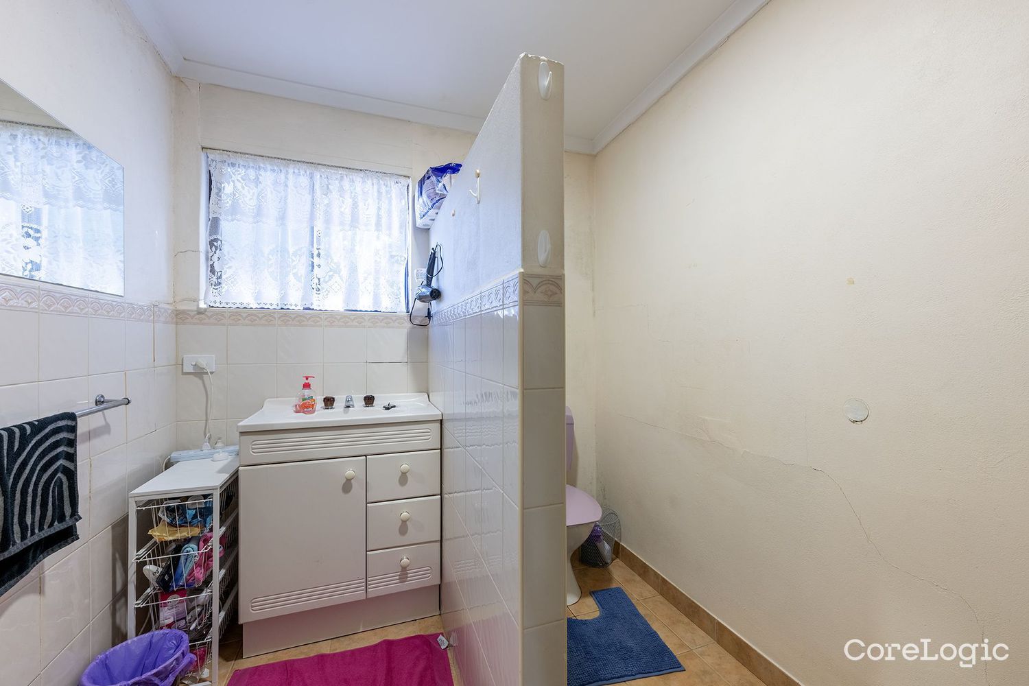 2 / 5 Schwarz Avenue, Horsham