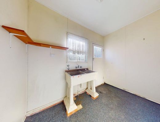 Walk to Tewantin Township - Six month lease image 8