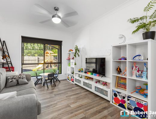 Modern Family Living in Prime Location image 12