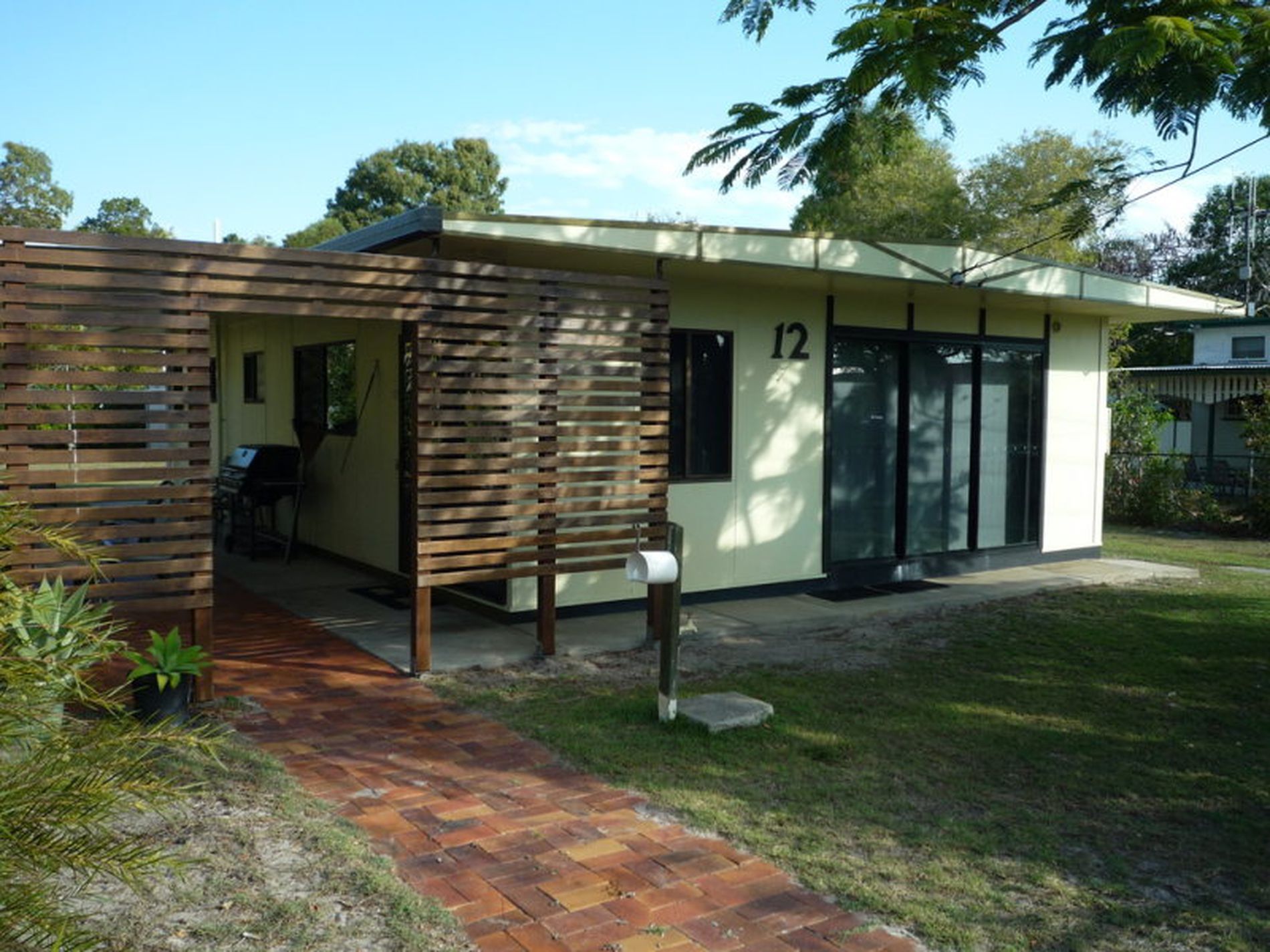 12 Fifth Avenue, Woodgate