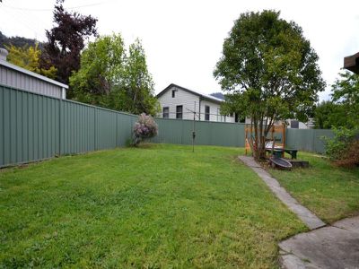 24 Lakeside Avenue , Mount Beauty