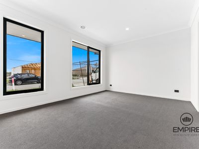 10 Jessfield Terrace, Cranbourne East