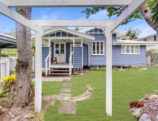 Charming Queenslander in Old Tewantin image 2