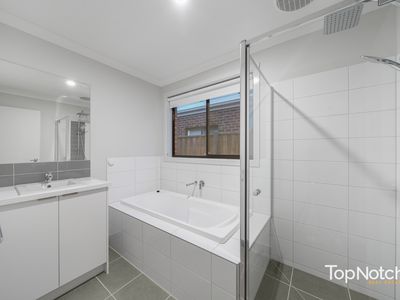 7 Platypus Chase, Beveridge