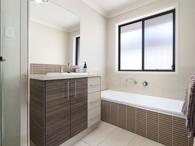 25 MORTIMER TERRACE, Leneva